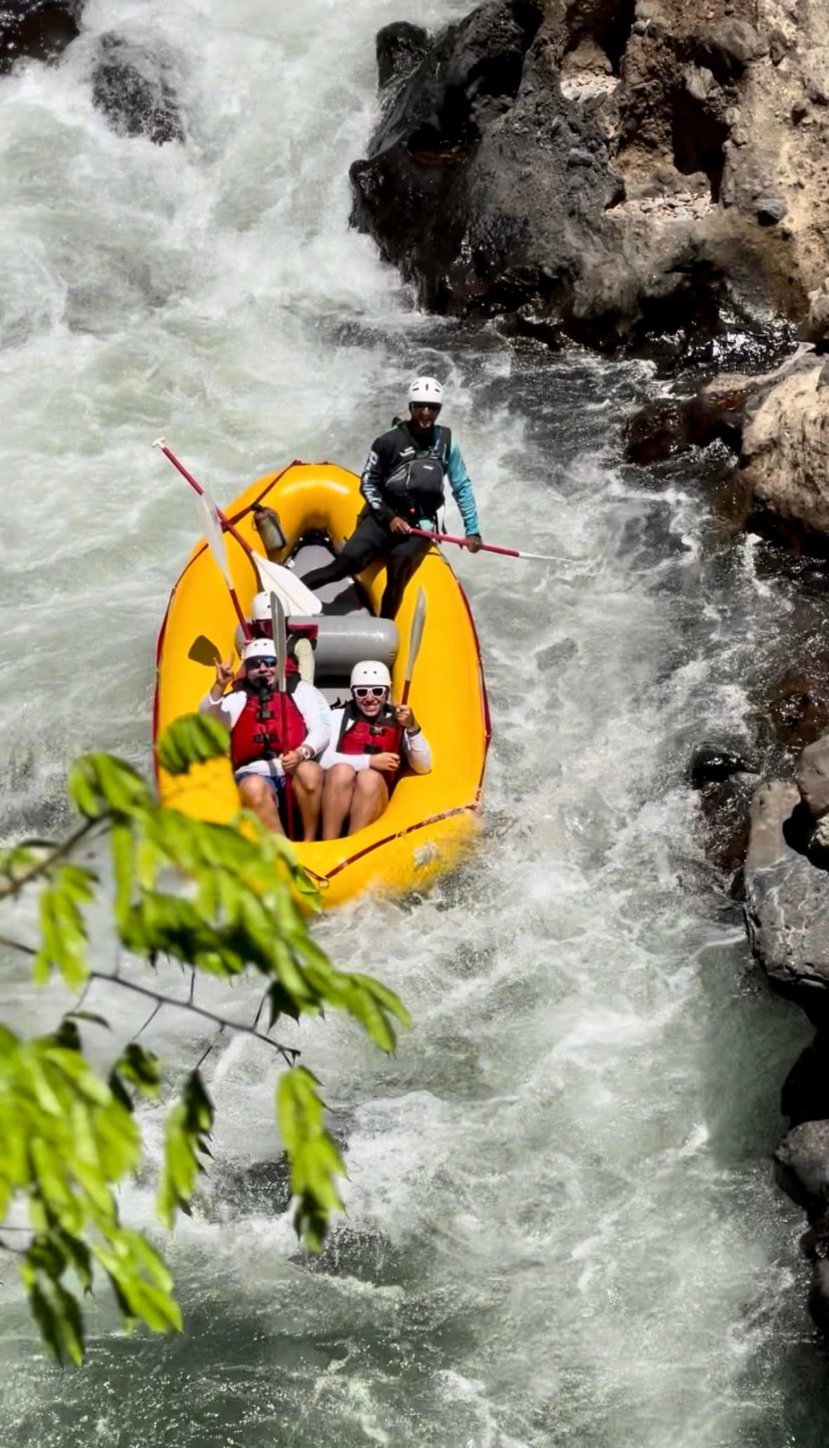 Rafters navigating Río Tenorio rapids, Guanacaste
